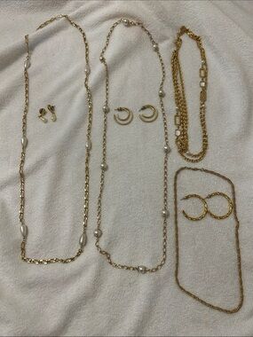 Costume jewelry lot #11 Gold Tone Pearl-Accent Layering Necklace Set